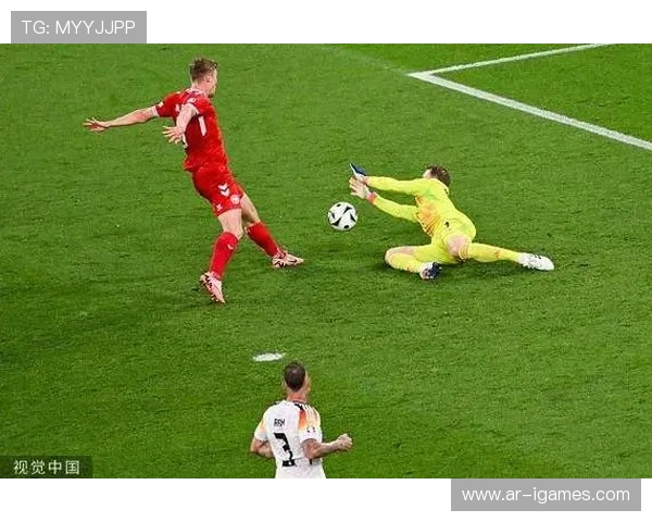 诺伊尔扑救单刀球，挥手指挥防线显队长风范