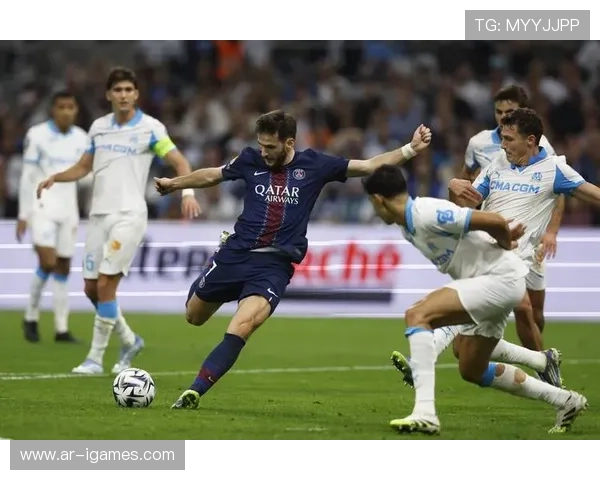 马赛vs巴黎FC比赛气温骤降，球员改用保暖装备